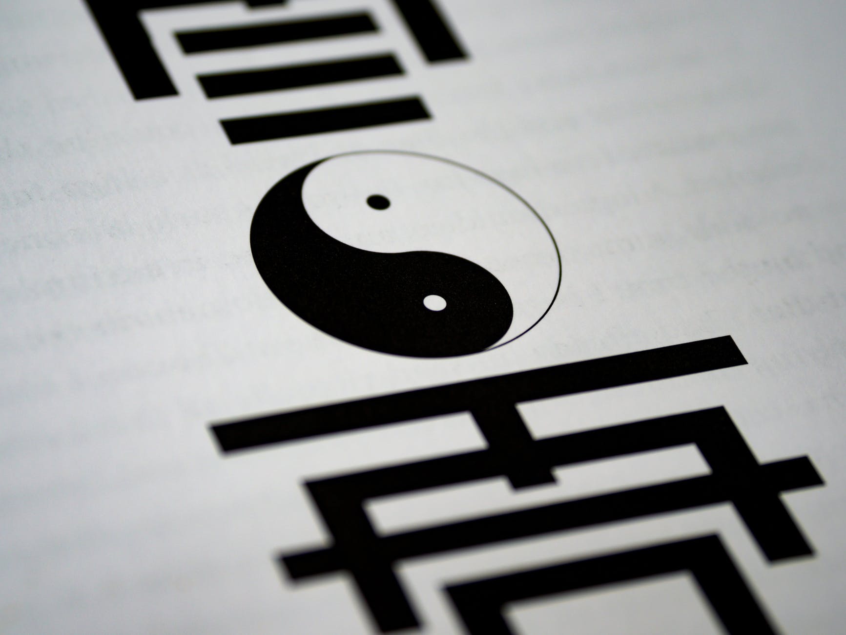 Chinese symbol of yin and yang symbolising the balance of masculine and feminine energies in relationships